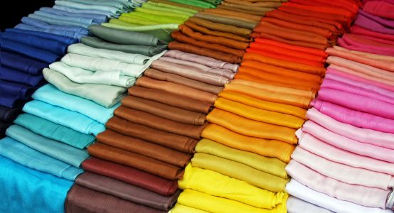Les drapés de couleurs rangés par saison